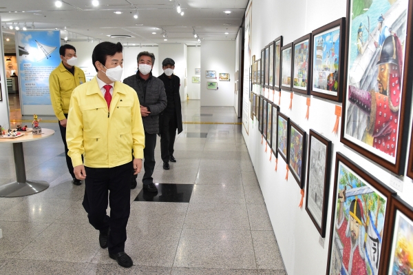 진주시는 ‘제1회 충무공 김시민 장군 기록 청소년 공모전’ 입상작 100여 점을 18일부터 30일까지 진주시청 2층 ‘갤러리 진심 1949’에서 전시한다.