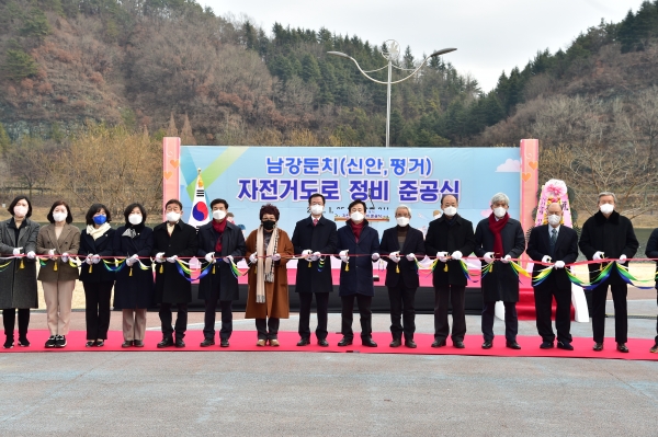 진주시는 25일 오후 3시 평거동 둔치 야외무대에서 ‘남강둔치(평거·신안) 자전거도로 정비공사’를 완료하고 준공식을 개최했다.