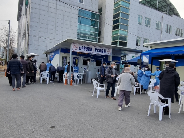 합천군(군수 문준희)은 최근 오미크론 관련 검사 수요급증에 따라 16개 보건지소에서 군민 희망자에 한해 코로나19 전수검사를 실시한다고 4일 발표했다.