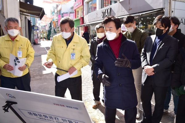 진주시(시장 조규일)는 8일 옛 대안동사무소 유휴공간을 활용, ‘대안동 생활문화공간 만들기 사업’으로 추진 중인 청년창작공간 조성사업 공사 현장을 점검했다.