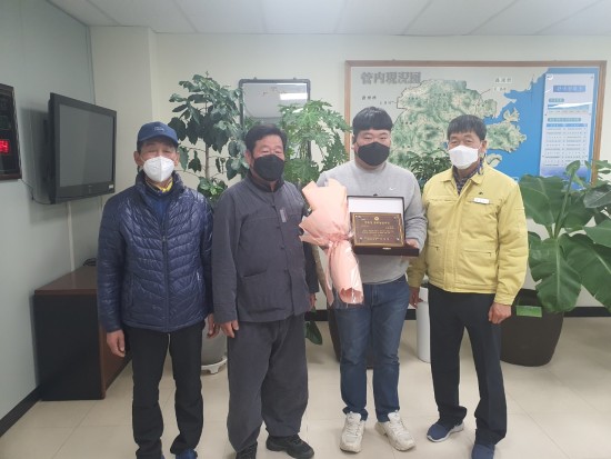 고성군 신분단지(대표 우창호)가 2021년 경상남도 친환경 생태농업평가에서 단체분야 대상을 수상해 상사업비 4천만 원을 받았다.