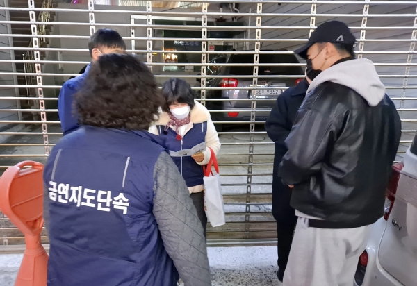 함양군은 금연환경 조성 및 간접흡연 피해예방을 위해 대중이 이용하는 공중이용시설 및 상습 흡연지역에 금연지도원을 배치해 지도점검을 시행하고 있다.