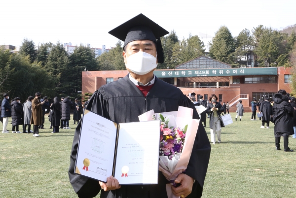 65세 만학의 나이로 일본어·일본학과 문학사를 취득한 김운제 씨가 졸업가운을 입고서 대학생활을 마무리하고 있다.