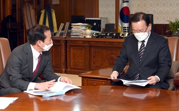 거창군은 지난 18일 구인모 군수가 김부겸 국무총리를 직접 방문하여 군정의 핵심사업 3건 181억 원의 재정지원을 건의했다고 밝혔다.
