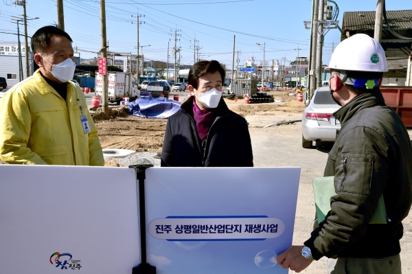 진주시는 상평일반산업단지 재생사업의 일환으로 추진 중인 김시민대교~옛 삼삼주유소 간 병목구간 확장공사의 임시개통을 앞두고 22일 공사현장을 점검했다.