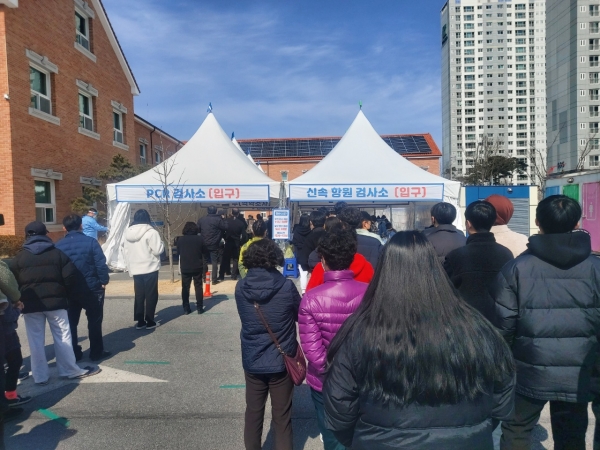 거창군은 코로나19 확진자 접촉자 및 자가격리자, 유증상자 등에 대하여 지난 27일 PCR 검사를 실시한 결과 103명이 확진되었다고 밝혔다.