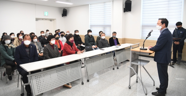 거창창포원은 지난 5일 방문자센터 회의실에서 국화분재교육 개강식을 가졌다.
