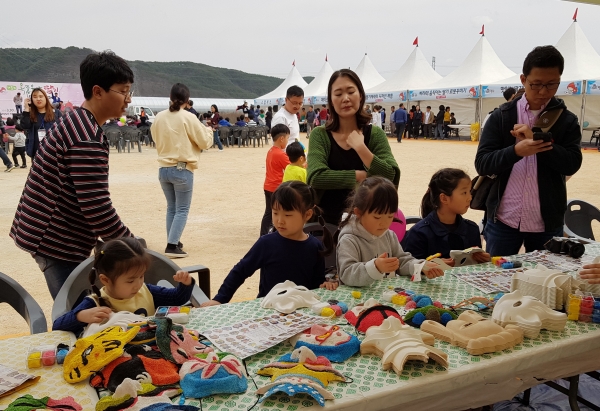 하동지역 딸기 주산지인 옥종면에서 매년 4월 열리던 북방 딸기축제가 코로나19 여파로 2020년 이후 3년 연속 취소됐다.