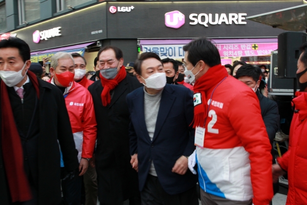 이번 선거 기간 동안 진주시 곳곳을 누비며 윤석열 당선인과 국민의힘의 승리를 위해 불철주야 노력한 강민국 의원(경남 진주시 을)은 “대선에서 윤석열 당선인이 승리할 수 있었던 데는 존경하는 진주 시민들의 지지와 헌신 덕분이다”라며 감사의 뜻을 밝혔다. (사진제공=강민국 국회의원실)