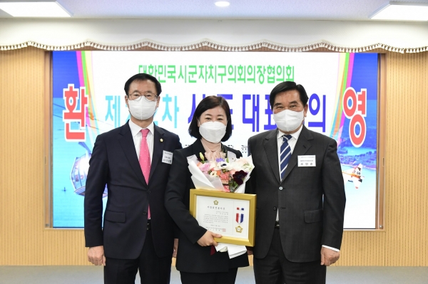 진주시의회(의장 이상영)는 강묘영 도시환경위원회 부위원장이 대한민국시군자치구의회 의장협의회(회장 조영훈)로부터 그동안의 의욕적인 지방의정 활동을 인정받아 지방의정 봉사상을 수상했다고 밝혔다.