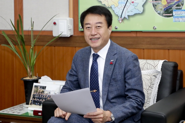 지방선거를 앞두고 지역 건설업자로부터 불법 정치자금을 받은 혐의로 재판에 넘겨진 문준희 합천군수의 당선 무효형이 확정됐다.