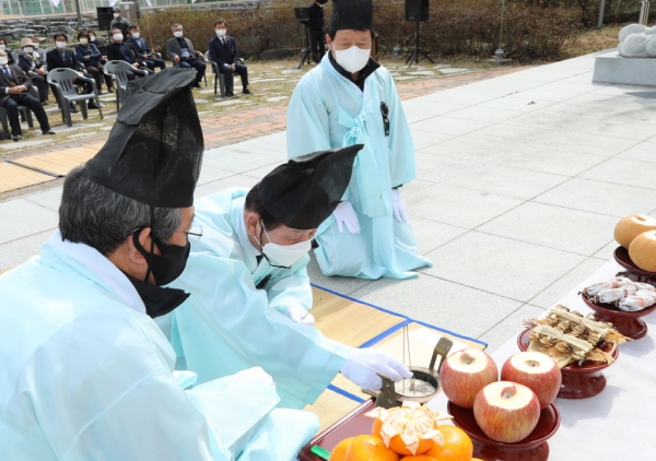 ‘제103주년 군북 3․20 독립운동’ 행사는 함안군수가 초헌관을 안문준 군북면장이 아헌관을, 조혁래 군북농협조합장이 종헌관을 맡아 엄숙한 예를 갖춰 제사를 올리고 그 뜻을 기렸다.