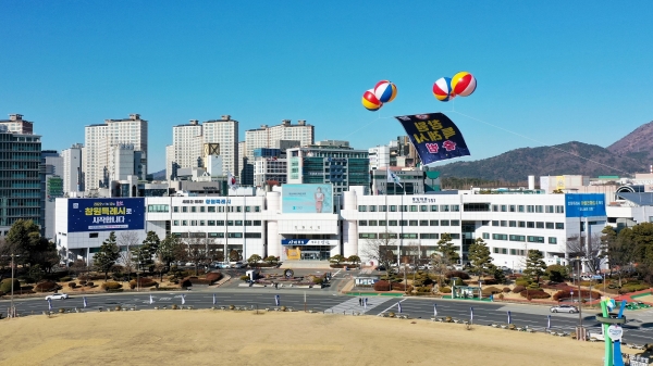 창원시(시장 허성무)는 쾌적한 환경과 시민들의 올바른 생활폐기물 배출 문화조성으로 쓰레기 자원화와 자원순환 사회실현을 위해 현장에 찾아가 직접 도와주는 ‘생활폐기물 분리배출 도우미사업’을 시행한다.