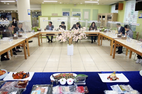 창원시는 21일 오후 5시 창원시, 마산대학교, 젠프, ㈜아내의 쉐프와의 업무 협약을 통해 개발된 창원 특산음식 밀키트 개발 제품 소개 및 시식회를 개최했다.