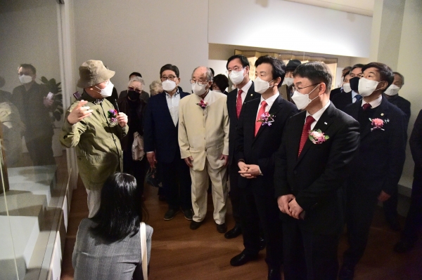 진주시와 국립진주박물관이 공동주최하고 진주시기획전시추진위원회가 주관하는 `한국 채색화 흐름:참(眞) 색과 참 빛이 흐르는 고을(晉州)’전이 21일 개막됐다.