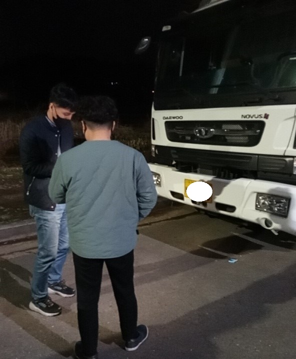 고성군(군수 백두현)은 교통사고 및 시가지 교통 흐름 저해 방지를 위해 화물차·전세버스 불법 밤샘 주차 집중단속에 나섰다.