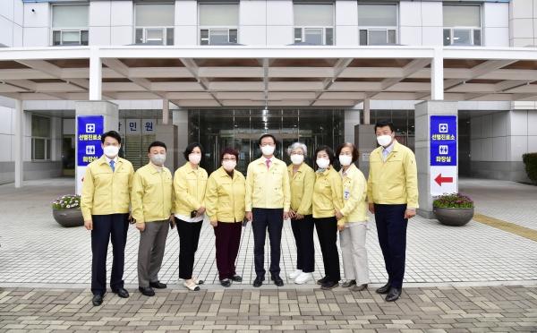 진주시의회는 25일 진주시보건소를 방문하여 코로나19 대응을 위해 파견된 중앙부처 업무지원 공무원에게 격려물품을 전달했다.