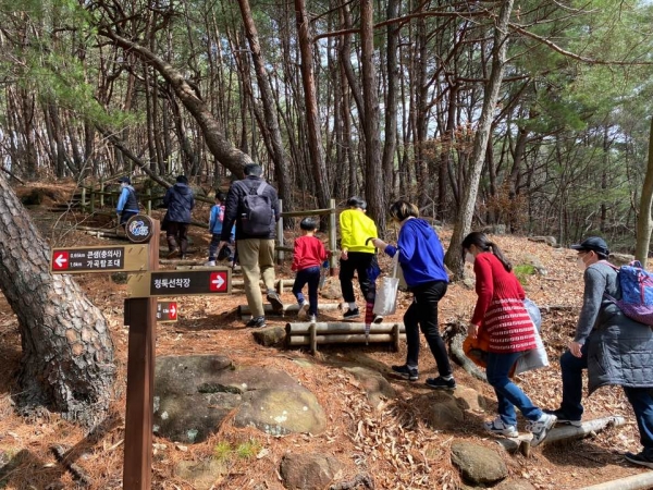 진주시 이반성 소재 가호서원 충의학교는 26일 ‘제1회 진양호 물빛길 생태문화 탐방교실’을 개최했다.