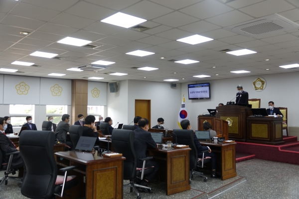 산청군의회(의장 심재화)는 3월 28일 제2차 본회의를 끝으로 8일간의 제280회 임시회를 마무리했다.