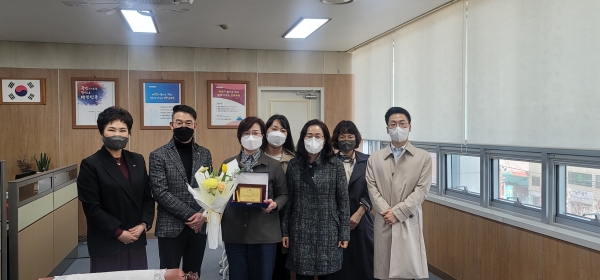 진주교육지원청(교육장 박영주)은 2021. 3. 30. 학교 및 교육기관 시설 환경개선사업 추진 시 대한전문건설협회와의 적극적으로 소통에 이바지한 공로로 대한전문건설협회 경상남도회로부터 감사패를 수여받았다고 밝혔다.