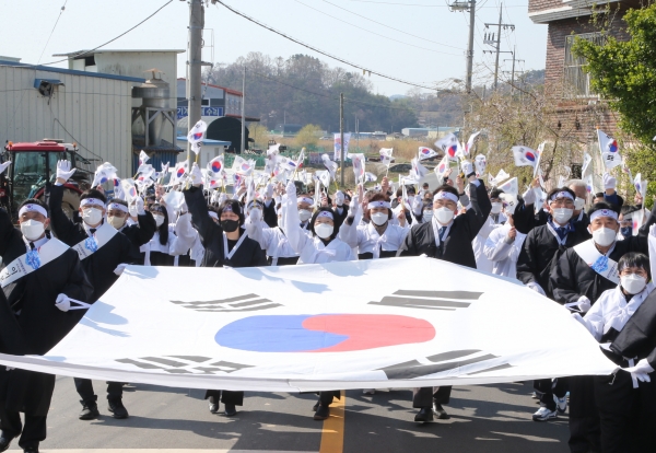 창원시(시장 허성무)는 3일 마산합포구 진동면 신기리 일대에서 4‧3삼진독립의거 기념일을 맞아 태극기 독립만세 퍼레이드를 개최했다.