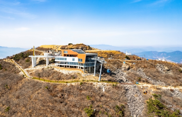 청정 남해 한려해상국립공원의 절경을 한눈에 볼 수 있는 하동 최고의 랜드마크 금오산 케이블카가 22일 오픈한다.
