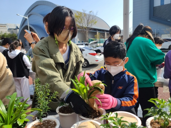 고성군 나누美가족봉사단은 4월 9일 색다른 기부인 반려나무 나눔 행사를 열었다.