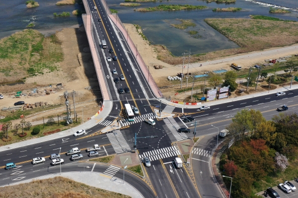진주시가 지난해 1월 착공한 금산교 확장공사를 마무리하고 11일 금산교 전 구간을 전면 개통했다.