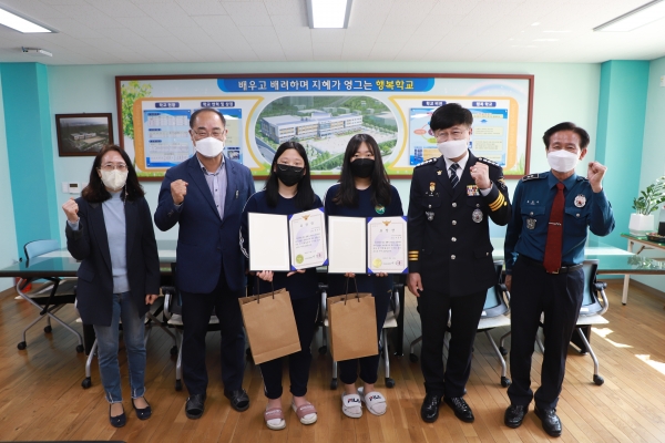 경남경찰청장(치안감 이상률)은 12일 진주 대곡중학교에서 온라인 상 ‘벽돌 천사’로 화제가 되었던 선행 학생들에게 각 표창장을 수여하였다.