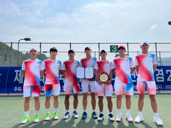 울산대학교 테니스부가 3년 연속 전국춘계대학테니스연맹전 단체전 우승을 일궈냈다. 사진은 시상식을 마친 뒤 선수들(사진 왼쪽부터 김한겸, 김기범, 박용준, 김혜수, 강완석, 김민석, 정재원)이 기념촬영을 남긴 모습.