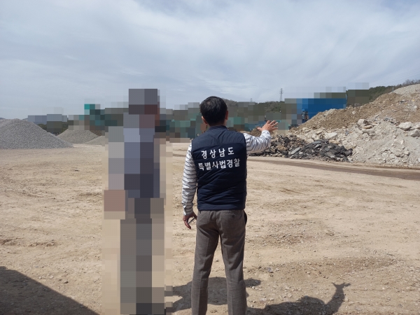 경상남도 특별사법경찰(이하 ‘도 특사경’)은 봄철 건조기에 고농도 미세먼지 주요 발생원에 대한 관리를 강화하기 위해 오는 28일부터 6월 8일까지 약 6주간 비산먼지 발생사업장에 대한 합동 기획단속을 실시한다.