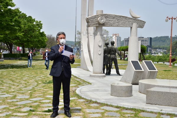 진주 형평운동기념사업회(이사장 이곤정)는 25일 형평운동 99주년을 맞아 경남문화예술회관 맞은편 형평운동기념탑 앞에서 기념식을 개최했다.