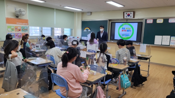 진주교육지원청(교육장 박영주)은 관내 초등학교 25개교 2,241명을 비롯해 중학교 3개교 716명, 고등학교 1개교 30명을 대상으로 2022학년도 ‘찾아가는 남명선비문화교실’을 실시한다고 28일 밝혔다.