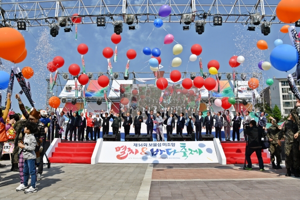경상남도는 지난 2년간 코로나19 확산과 정부의 방역 강화조치로 취소 또는 축소되었던 지역축제가 5월부터 본격적으로 개최되고 있다고 밝혔다.