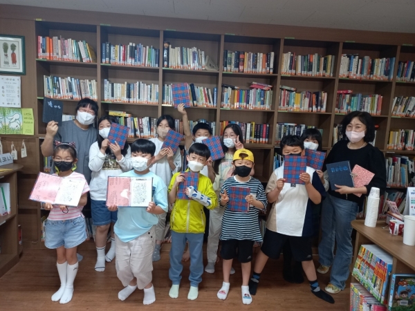 진주교육지원청은 '소중하지만 확실한 행복(이하 소확행) 마을학교’는 7일 천을 이용한 나만의 북아트 다이어리 만들기 수업으로 마을학교 활동을 진행하였다.