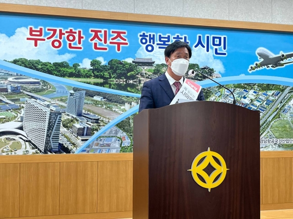 류재수 진주시의원이 경상국립대학병원이 정규직과 업무지원직의 구내식당 밥값을 차별하고 있다고 주장해 논란이 되고 있다.
