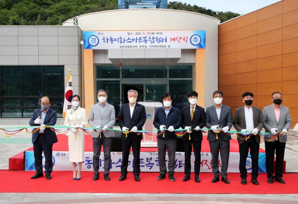 하동군은 국도 19호선 ‘하동 이화(梨花) 스마트 복합쉼터’ 조성사업을 완료하고 지난 10일 오후 4시 전국 제1호 개장식을 가졌다고 11일 밝혔다.  스마트 복합쉼터는 국토교통부와 지자체가 협업해 국도 졸음쉼터에 지역홍보관·특산물판매장 등 지자체 특화시설을 결합하고 사물인터넷(IoT)·신재생에너지·친환경차 등의 첨단기술을 접목한 융복합 쉼터를 말한다.  국토교통부는 지자체 공모를 통해 2020년 5개소, 2021년 8개소, 2022년 5개소가 사업대상지로 선정돼 총 18개 대상지에 쉼터를 조성 중이다.  개장식은 쉼터 내 광장에서 윤상기 하동군수, 구병욱 진주국토관리사무소장, 지역 주민 대표 등 100여명이 참석한 가운데 개최됐으며, 개장식 직후부터 운전자 등 일반인에게 개방돼 쉼터를 자유롭게 이용할 수 있게 됐다.  하동 이화 스마트 복합쉼터는 2020년 공모사업에 선정돼 국도비·군비 등 41억원의 사업비를 들여 2020년 12월 착공해 18개월의 공기를 거쳐 이번에 완공됐다.  하동읍 신지마을에 위치한 이화 스마트 복합쉼터에는 1만 2788㎡ 규모의 부지에 이화 공원, 주차장, 화장실 등의 시설을 갖추고 있다.  특히 이화 스마트 복합쉼터는 섬진강 유역에 위치하고 배밭이 인접해 주변 경관이 매우 아름답고 국도19호선 하동IC∼지리산 구간 약 30㎞의 중간 지점에 위치하고 있다.  뿐만 아니라 쉼터는 화개장터·쌍계사·피아골 등 지리산을 찾는 국도 이용자와 해발 849m 금오산 정상에서 운영 중인 케이블카·짚와이어·스카이워크 등 국도 이용자들에게 휴식 제공과 편의 향상에 기여할 수 있을 것으로 전망된다.  또한 지리산 청정공기를 체험할 수 있는 AR·VR 시설, 전기차충전시설, 주차장 태양광 캐노피 등 스마트기술을 적용하는 한편, 하동녹차 등 지역 특산물 판매장, 섬진강 문화홍보전시관 등을 설치·운영해 하동 홍보와 발전에 효과적인 역할을 할 것으로 기대된다.  윤상기 군수는 “하동군 방문객들이 전국 제1호로 개방된 스마트 복합쉼터를 방문할 경우 더욱더 많은 추억을 만들고 평안한 여행이 될 것”이라고 말했다.