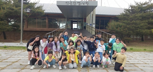 남해군 다함께돌봄센터는 지난 11일 이순신순국공원에서 ‘봄소풍’ 행사를 추진했다.