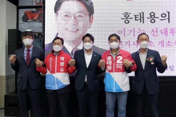 이준석 국민의힘 당대표는 홍태용 김해시장 후보 개소식에서 "김해 변화시켜 달라"고 말했다.