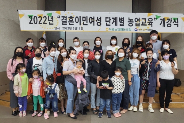 하동 옥종농협(조합장 정명화)은 농림축산식품부와 농협중앙회 협력사업으로 지난 11일과 12일 결혼이민여성을 대상으로 한 ‘단계별 농업교육-심화반’과 ‘직업교육-바리스타 자격증 취득반’을 각각 개강했다고 13일 밝혔다.