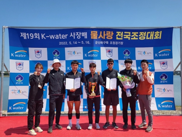 진주시청 조정부가 지난 14일부터 16일까지 전라북도 금강 하구둑 조정경기장에서 열린 ‘제19회 K-water 사장배 물사랑 전국조정대회’에서 금메달 2개, 은메달 1개, 동메달 2개를 획득하는 쾌거를 이뤘다.