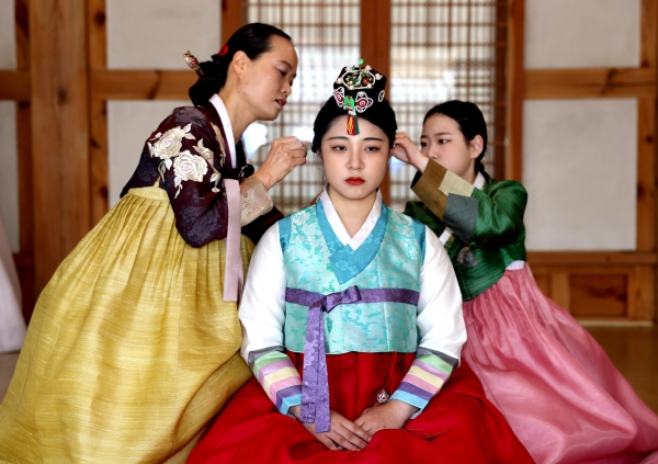 경상국립대학교는 성년의 날(매년 5월 셋째 월요일)을 맞이하여 5월 16일 오후 2시 예절교육관에서 대학 구성원과 진주 시민들이 참석한 가운데 제31회 전통 관례·계례 시연 행사를 개최했다.