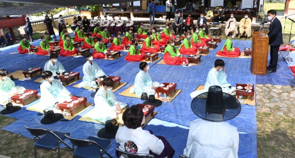 거창군은 16일 성균관청년유도회 거창지부 주최로 거창향교 명륜당 앞뜰에서 향교 유림을 비롯한 관계자들이 참석한 가운데 성년이 되는 경남도립거창대학 학생 50명을 대상으로 전통 성년례를 열었다고 밝혔다.