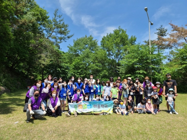 2022년 진주행복교육지구 지역중심마을학교 중의 하나인숲자라미 마을학교’는 지난 15일 ‘숨쉬는 잎사귀’라는 주제로 생태교육활동을 시작하였다.
