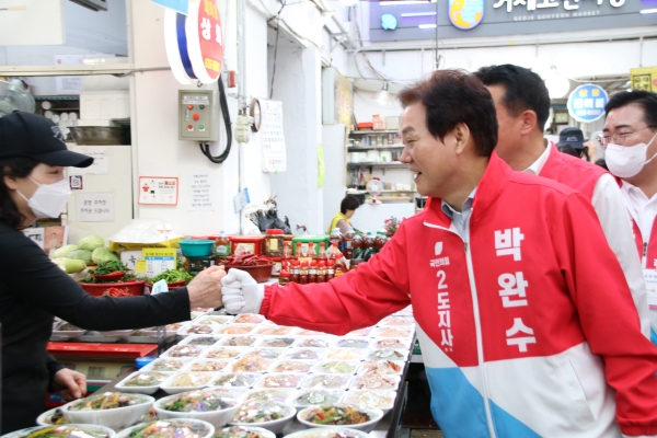 박완수 경남도지사 후보는 선거운동 이틀째인 20일 거제 통영 진주를 방문해 "경남과 지역 발전을 위한 최선의 선택은 국민의힘이다"며 도지사와 시장 출마자에 대한 지지를 호소했다.