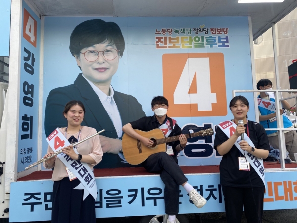 기타와 플루트 소리가 선거 유세 현장에서 울려 퍼지고, 기타연주에 맞춰 노래를 부르는 ‘버스킹 유세’가 선거소음에 시달리는 주민들에게 좋은 반응을 얻고 있다.