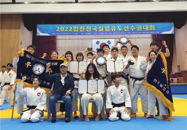 경남도청 유도팀(감독대행 안수정)이 지난 18일부터 20일까지 합천군에서 열린 ‘2022 전국실업유도선수권대회’에서 창단 첫 단체전 남녀 동반 우승 등 금메달 6개, 은메달 2개, 동메달 1개를 획득하는 성과를 거뒀다.