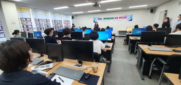 진주교육지원청(교육장 박영주)은 26일(목) 관내 학교 8·9급 계약실무자 33명을 대상으로 계약입문과정 계약교실을 운영한다.