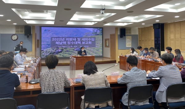 하동군은 지방세 및 세외수입 체납액 징수율 제고를 위해 지난 26일 군청 소회의실에서 정영철 부군수 주재로 체납액 징수대책 보고회를 개최했다.
