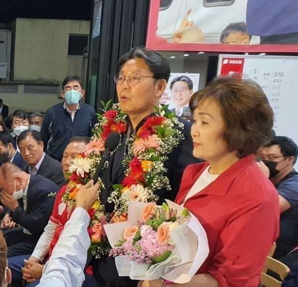 민선 8기 경남 김해시장에 국민의힘 홍태용 후보가 당선됐다.